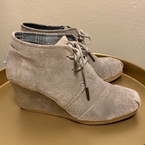 Tom’s tan wedge desert boots